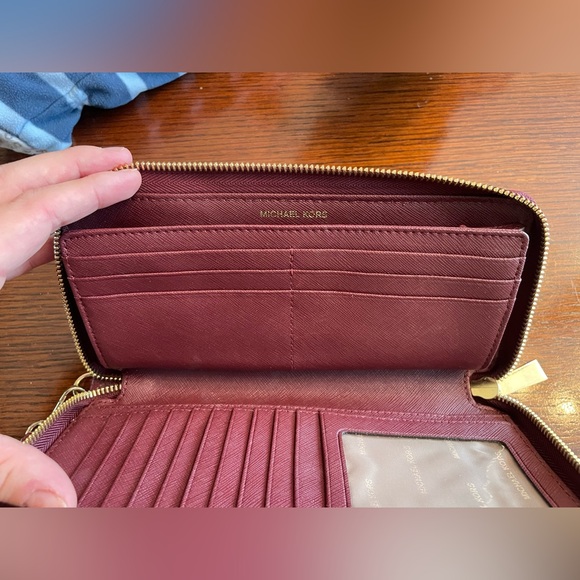 LIKE NEW Michael Kors Wristlet Wallet - Picture 5 of 5